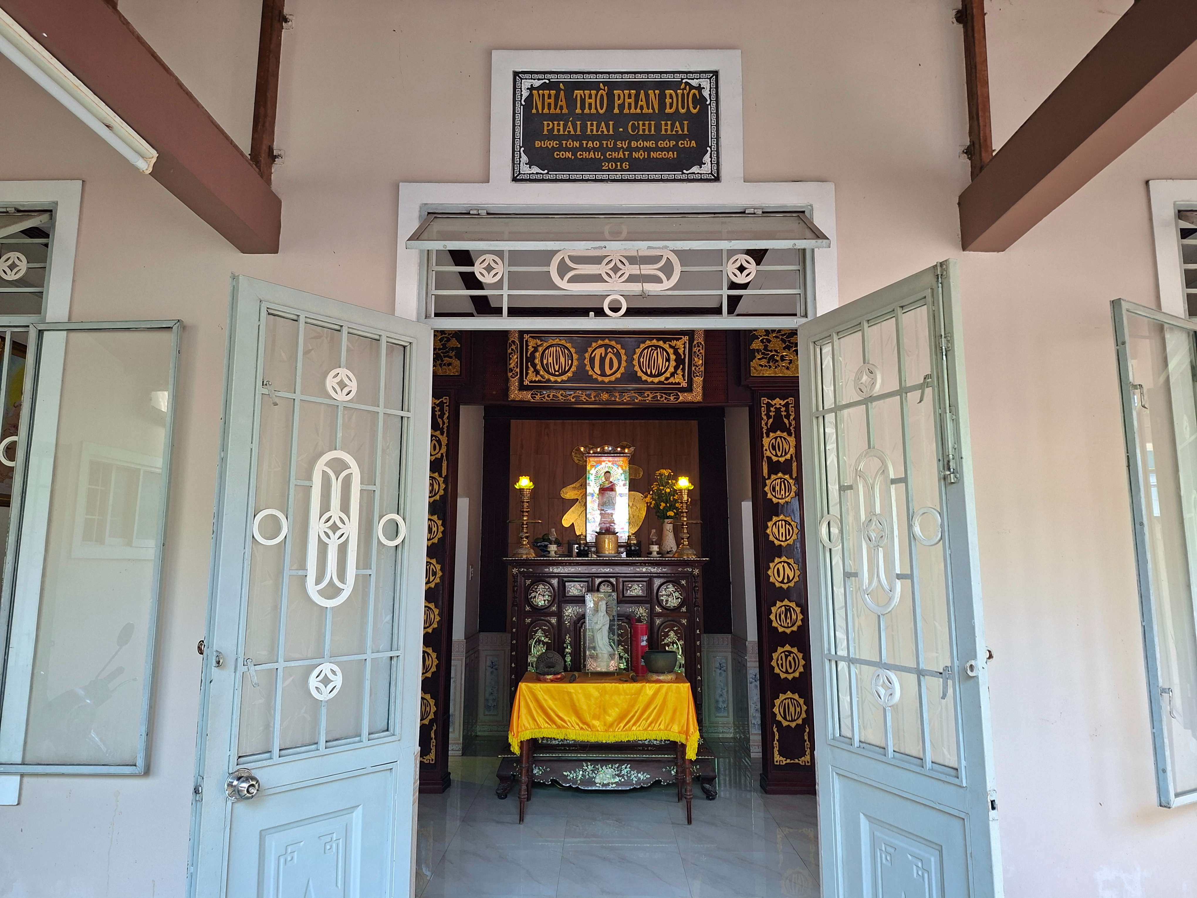 Mặt tiền Nhà thờ