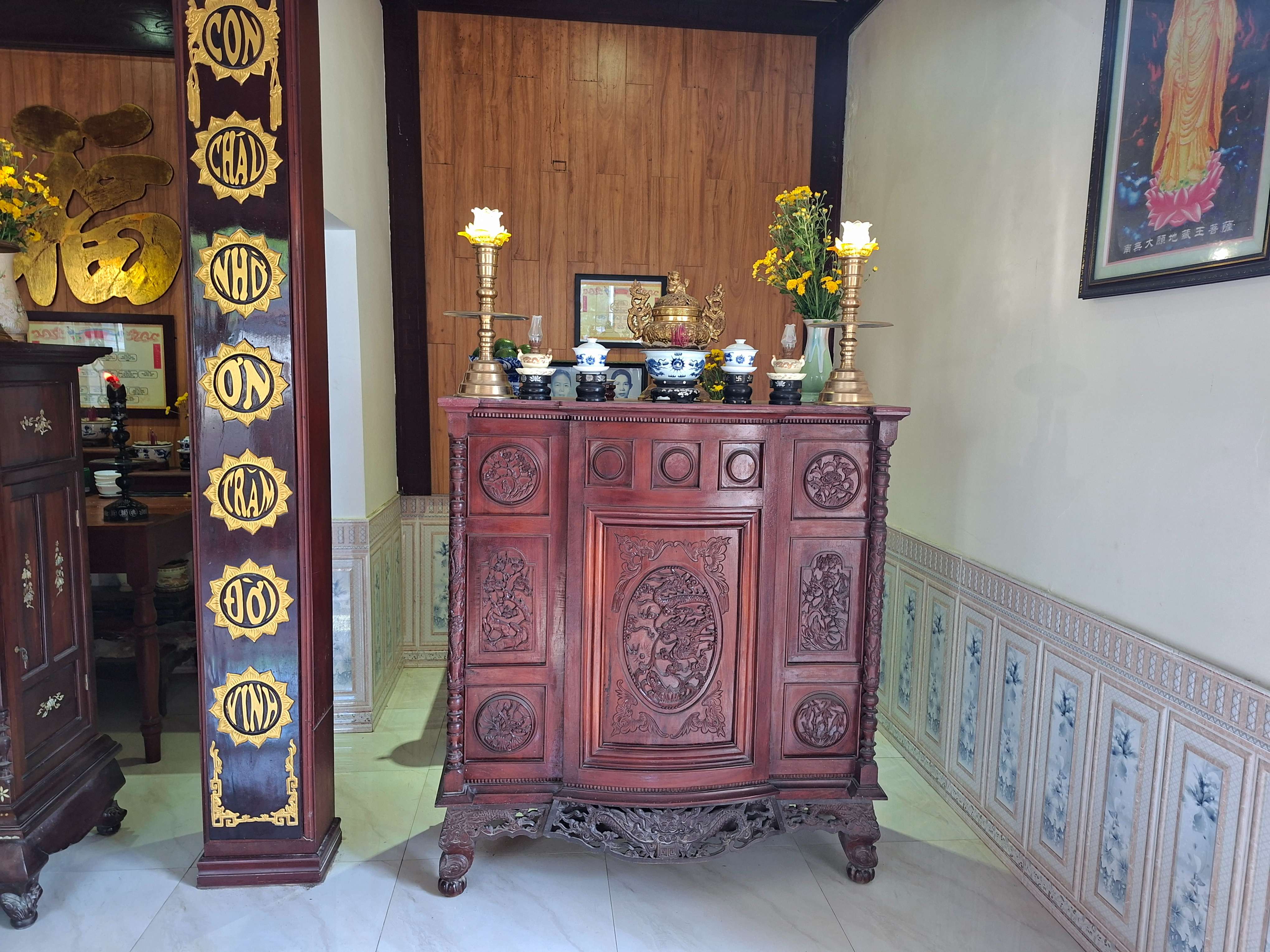 Bàn thờ bên trái