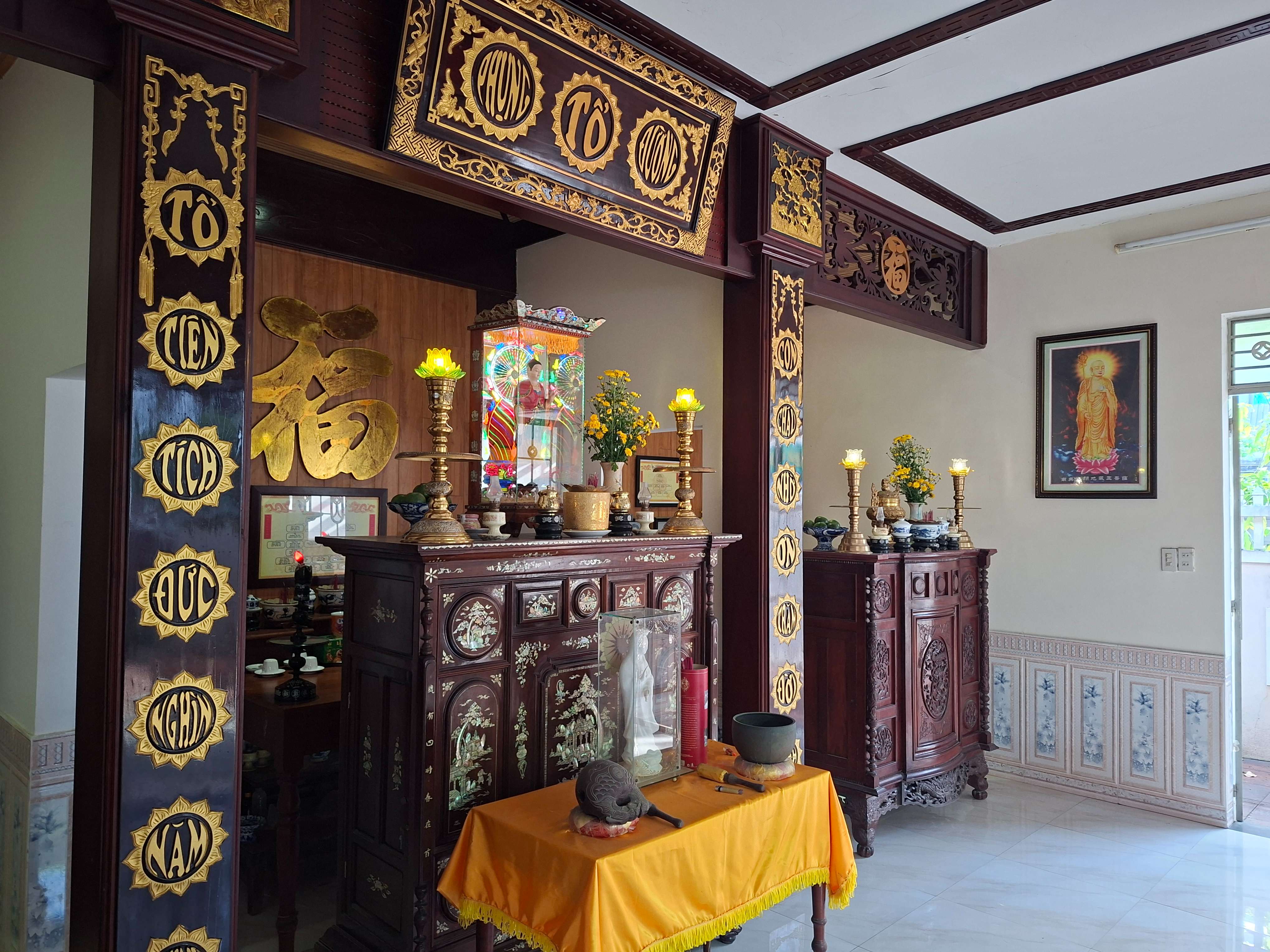 Gian thờ bên trái